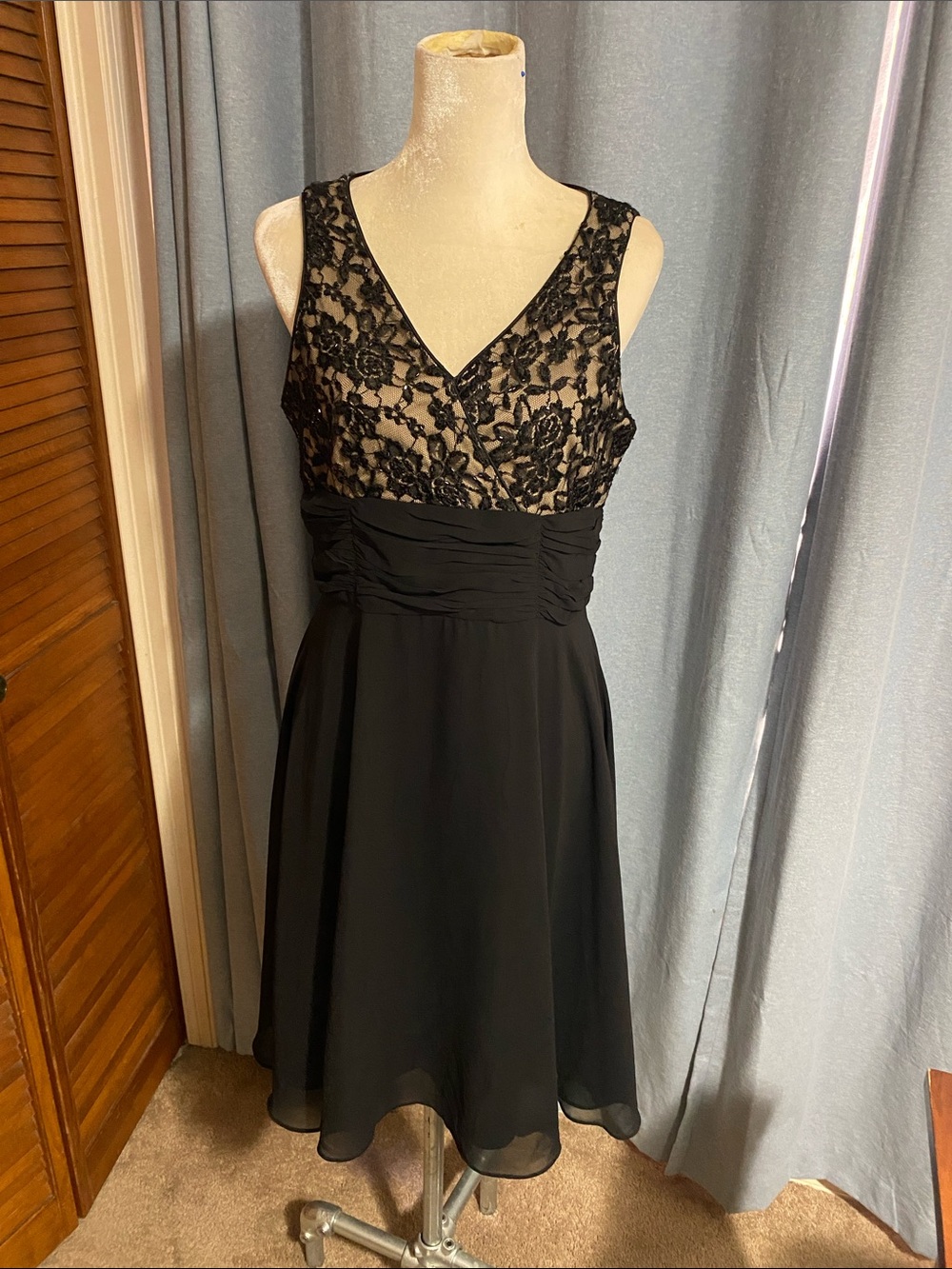 Scarlett Black Lace V-Neck Ruched Waist Midi Dress